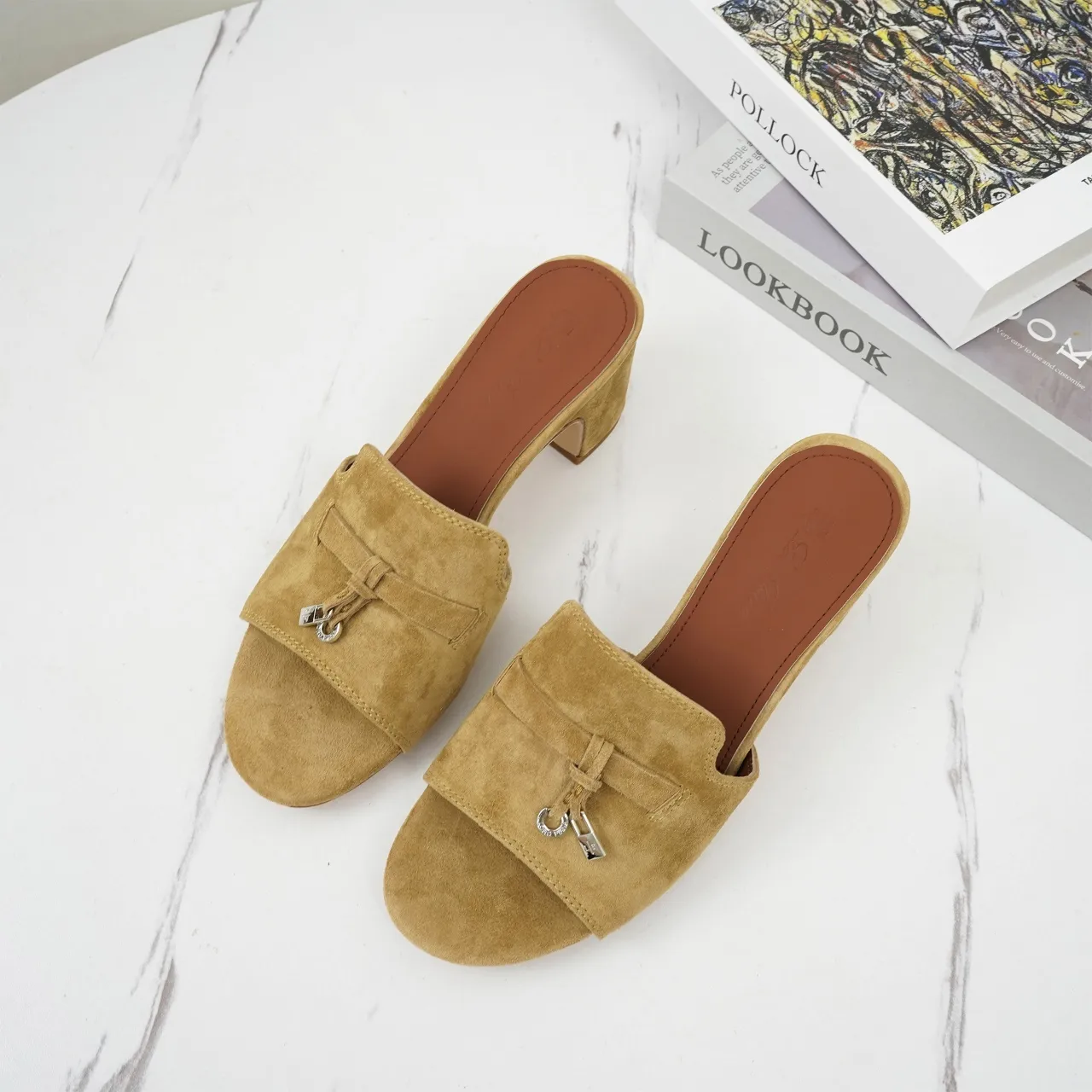 👟👟Ex-factory price 440👟👟 Genuine leather sole +30 suede sheepskin slippers with a strap decorated with Loro Piana My Charms charms and decorated with tone-on-tone stitching. Sophisticated and feminine, it pairs well with both city and resort looks. For those looking for an elegant upgrade, the summer glamor slipper is known for its slim open-back silhouette. size: 35-44 (custom-made sizes 43 and 44 are non-returnable) Upper: imported suede sheep leather (sheep), cowhide ostrich pattern, cowhide snake pattern Lining: imported high-grade mixed sheep silk Heel height: 5.5CM